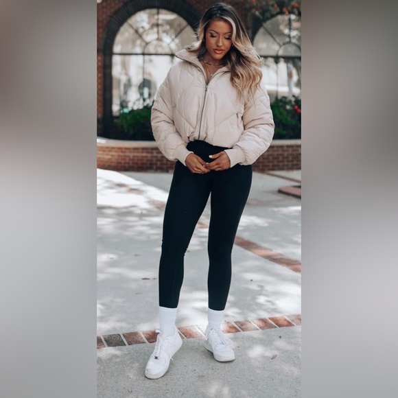 NWOT - Sherpa Lined Cream Puffer Jacket - Medium - Picture 3 of 6